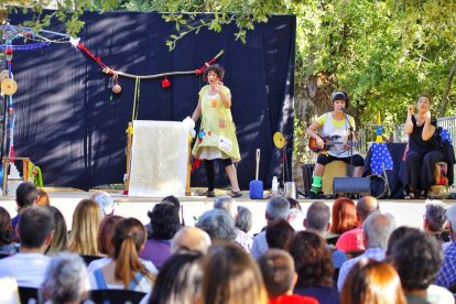 La compañía salmantina Eugenia Manzaneda actuó ayer en el escenario de La Nòria con ‘Retahilando’.