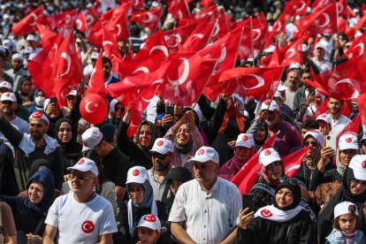 Milers de persones es manifesten a Istanbul contra l'obertura als LGTB+