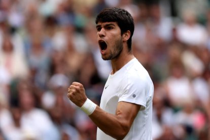 Carlos Alcaraz fa un gest de celebració durant el seu partit d’ahir davant de Berrettini.