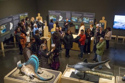 Els participants van obrir la ‘Nit Gastronòmica’ amb una visita a l’exposició temporal del Museu.