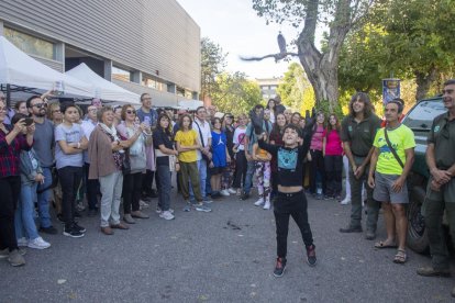 El certamen va reunir més de mig centenar d’expositors (esquerra) i l’alliberament d’un xoriguer per part dels Agents Rurals (dreta).