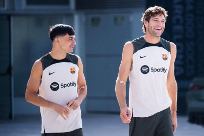 Pedri y Marcos Alonso, ayer en la primera sesión de trabajo del FC Barcelona.