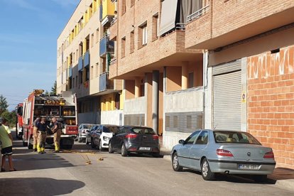 Bombers en un foc al carrer Montsec de Mollerussa.