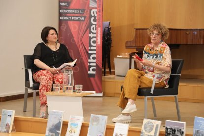 La periodista de SEGRE Anna Sàez y la historiadora y escritora Antonieta Jarne, ayer durante la tertulia.