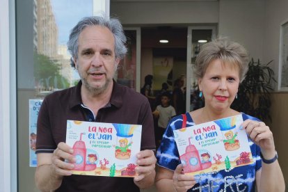 Toni Rodés y Roser Niqui con el libro.