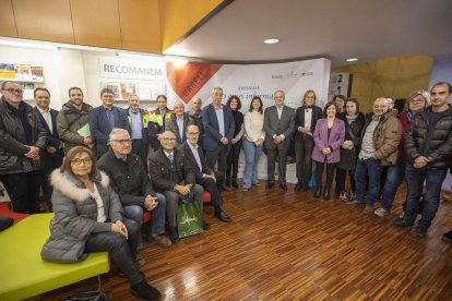 Representants de SEGRE, de l'ajuntament, de diferents institucions i veïns de l'Urgell, durant la inauguració de la mostra.