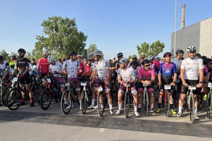 Ciclistes esperen la sortida de la multitudinària Marxa Montsec-Montsec celebrada al maig.