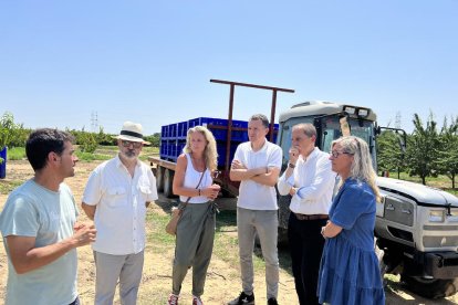 Mínguez (tercera por la izquierda) visitó ayer Aitona. 