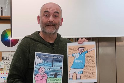 Òscar Sarramia, con dos de los dibujos que formarán parte del cómic sobre el ascenso del Lleida.