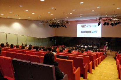 La Llotja acogió ayer una jornada interna del IRB en la que los investigadores explicaron sus proyectos.