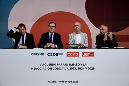 El president de Cepyme, el de la CEOE, al costat dels líders de CCOO i d’UGT ahir, durant la firma.