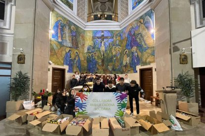 Algunos de los alumnos participantes en la donación de alimentos, ayer en la parroquia del Carme.