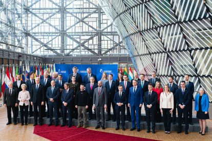 Zelenski amb els líders de la UE posant ahir en una foto de família durant la visita a Brussel·les.