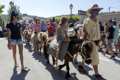 Un passeig en poni durant la celebració del Mercat Medieval de Guimerà.