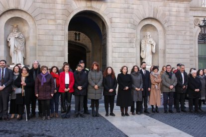 Moment del minut de silenci després del feminicidi a Barcelona.