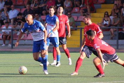 El davanter del Mollerussa Adrià Fernández carrega la cama per intentar una rematada a la porteria del Balaguer.