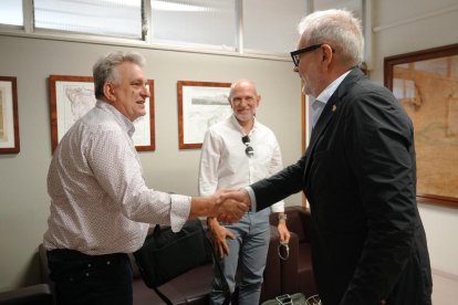 Saltó y Larrosa saludándose ayer antes de la reunión.