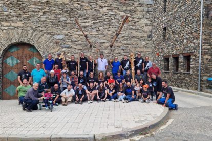 Participantes ayer en el encuentro de ‘fallaires’ del Pallars celebrado en Alins. 