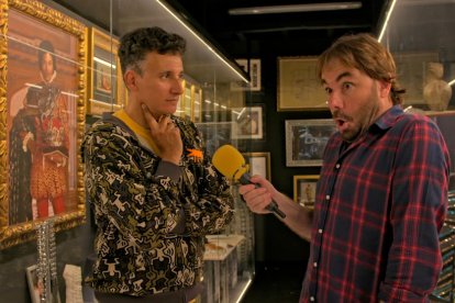 Quim Masferrer visita la Casa dels Àngels, del Mag Lari.