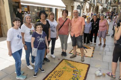 Les catifes de la coral Doll de Veus i de l’associació de dones Nèvia, ahir a Guissona.