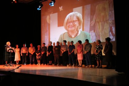 La companyia teatral de Mequinensa davant d’una foto de la difunta alcaldessa, Magda Godia.