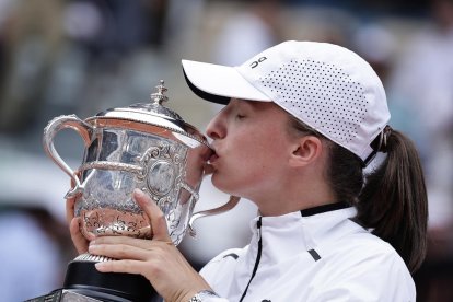 Iga Swiatek besa el trofeo de campeona del cuadro femenino.