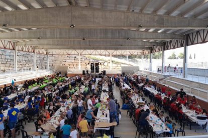 Els participants a la Festa de la Cassola celebrada ahir a la pista 1 d’Octubre d’Alcoletge.