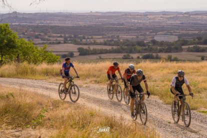 Ciclistes del Hutchinson Ranxo de Ponts, durant un tram del recorregut.