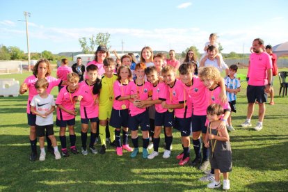 Un jugador del Atlètic Segre, equipo campeón del torneo President Ramon Farrús, controla el balón ante el Cambrils.