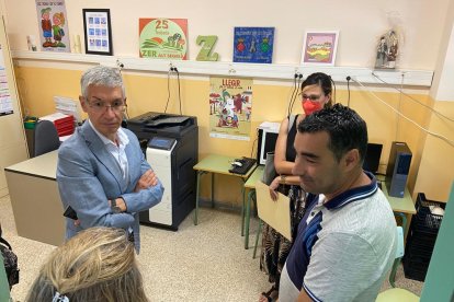 Vidal y Jiménez, ayer en la escuela de Torre-serona.