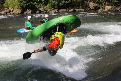 Uno de los participantes en Sort ejecutando una acrobacia sobre el rulo de agua.