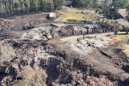 Una zona devastada pel foc a Hawaii.