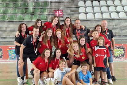 La plantilla de l’Alpicat posa al final del partit amb les medalles i el trofeu de campió.