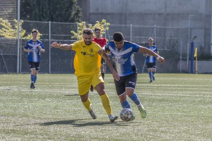 Una acció del partit disputat entre el Solsona i l’Agramunt.