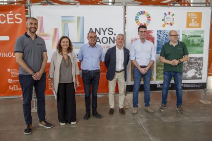 Conesa, entre el delegado del Govern, Bernat Solé, y el alcalde, Miquel Pueyo, ayer en el Mercat del Pla.