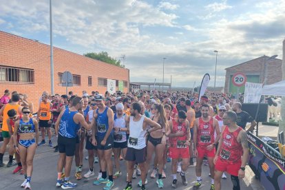 Corredors i corredores abans d’iniciar la novena Cursa de la Vaca, a Vallfogona de Balaguer.