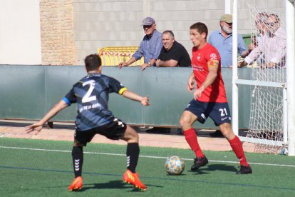 Isaac, el autor del gol del Balaguer, trata de superar un defensor rival.