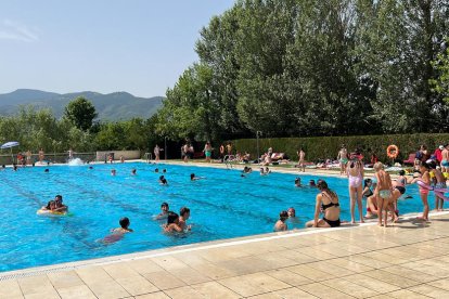 Diversos infants al recinte de les piscines municipals de la Seu d'Urgell refrescant-se en un dia de calor extrema