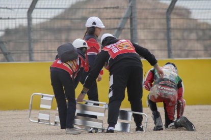 Àlex Márquez, a terra, al tenir una dura caiguda en el warm up.