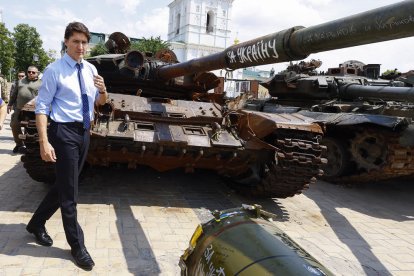 Justin Trudeau recorre una exposición de vehículos rusos destruidos durante su visita a Kyiv.