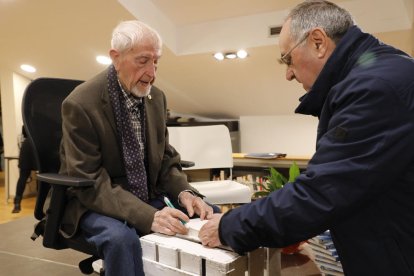 Josep Vallverdú firmó algunos ejemplares de su último poemario ayer en Balaguer.