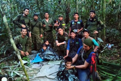 Fotografía cedida por el ejército colombiano que muestra a los rescatadores junto a los menores.