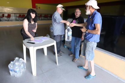 Reparto de garrafas de agua a vecinos de Juncosa este lunes.