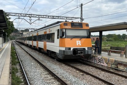 Un tren en direcció Ripoll para a l'estació de Centelles