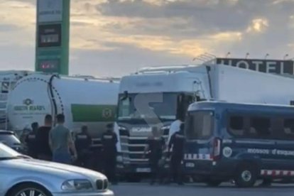 L'actuació policial va aixecar expectació a la zona d'aparcament de camions del polígon de Torrefarrera.