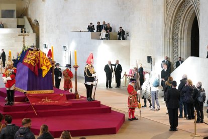 El president dels Estats Units, Joe Biden, i la seua esposa (dreta), visitant la capella ardent amb les restes d’Elisabet II, ahir a Londres.