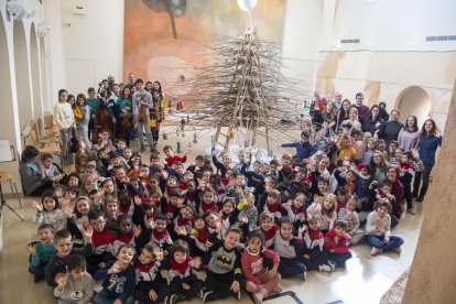 Agramunt inaugura las fiestas decorando el árbol del Espai Guinovart