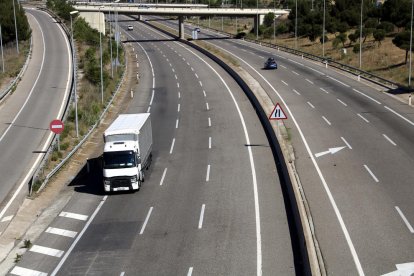 Un camió circula pel carril dret de l'A-2 a Cervera, en un tram on es poden veure les marques de diversos pegats de formigó