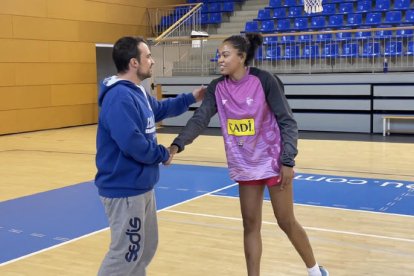 Jordi Acero saluda a Stephanie Watts, que podría debutar mañana.