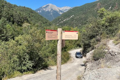 Un vehículo circula por una pista forestal en el Parque Natural del Cadí-Moixeró.